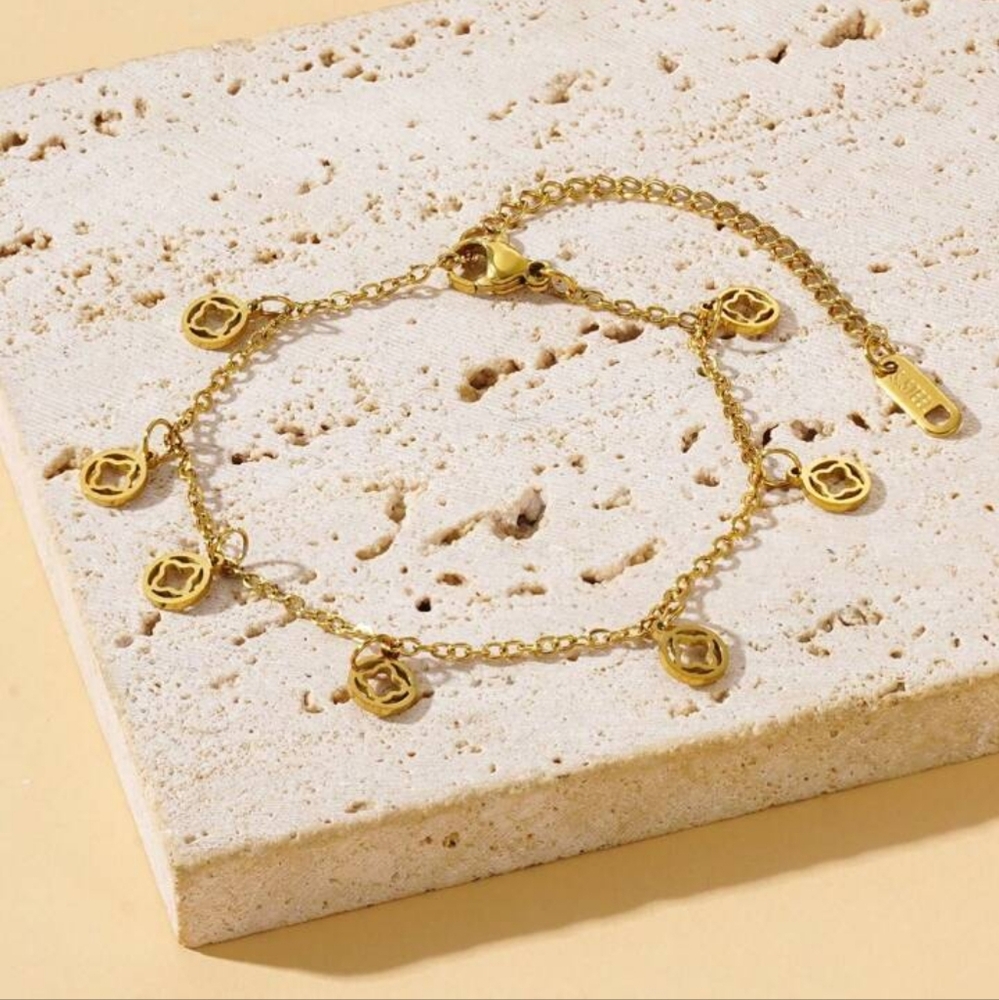 💛💛NEW💛💛 CUTE!! 18kt Gold Plated over SS Hollow Cut Clover Bracelet - Picture 3 of 16